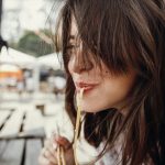 Fiatal nő tésztát eszik