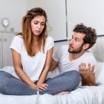 nő és férfi veszekszik