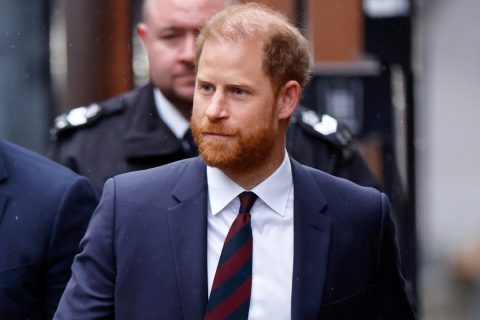 Harry herceg kék öltönyben, bordó kék csíkos nyakkendőben