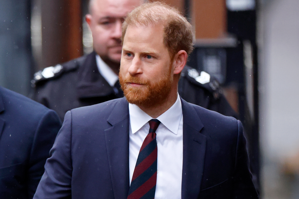 Harry herceg kék öltönyben, bordó kék csíkos nyakkendőben