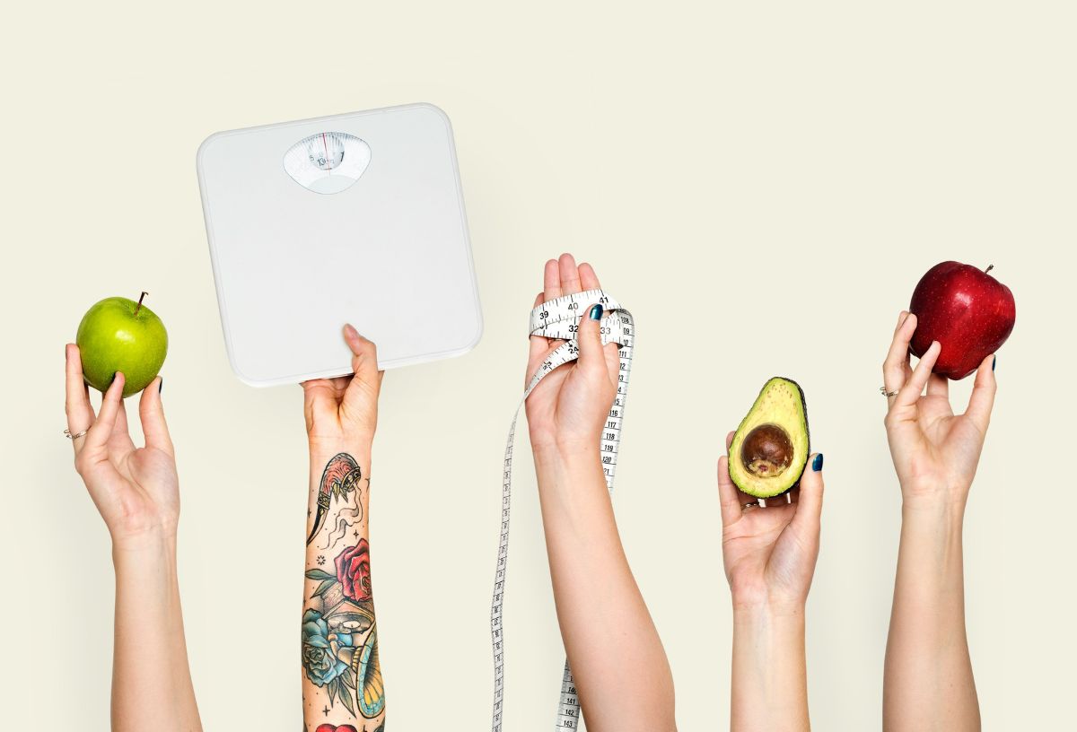 Öt kéz tart dolgokat (balról jobbra): zöldalmát, mérleget, centit, avokádót, piros almát