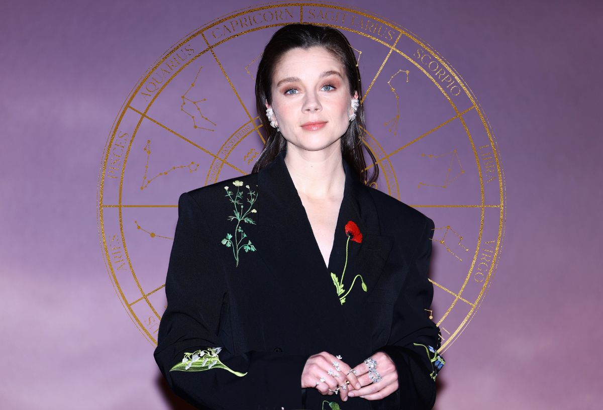 Bridgerton színésznője a premieren barna hátrafésült hajjal, fekete oversized blézerben, lila háttér, óarany csillagjegy asztrológiai kör