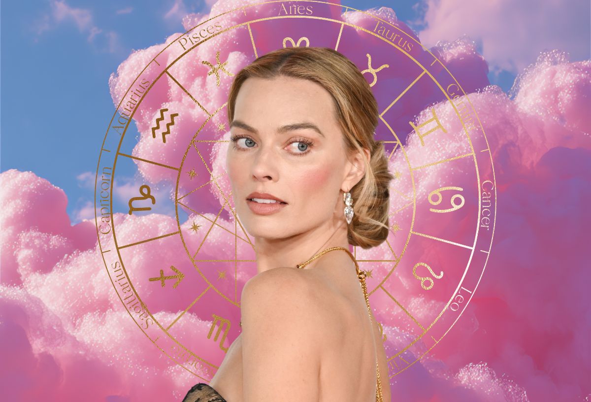 Margot Robbie néz a válla felett, mögötte rózsaszín felhők és arany asztrológiai kör a csillagjegyekkel