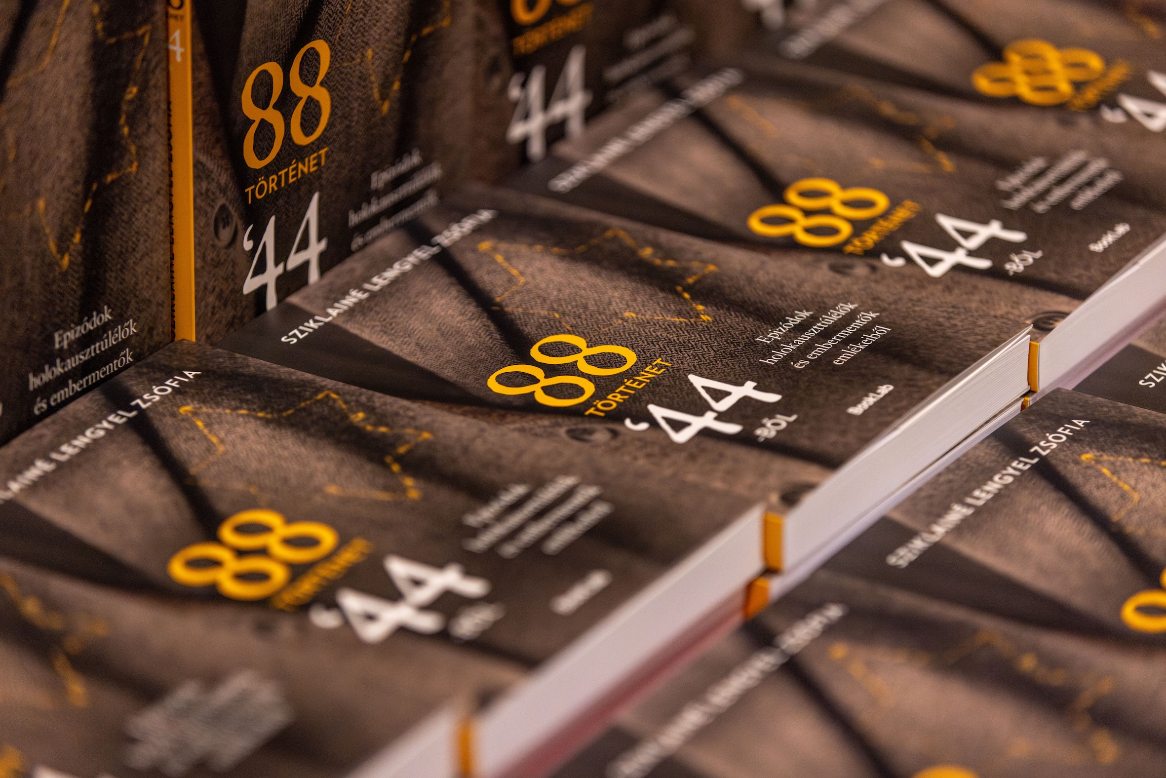 Sziklainé Lengyel Zsófia: 88 történet ’44-ből – Epizódok holokauszttúlélők és embermentők emlékeiből című könyv borítói
