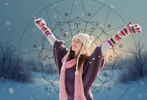 Egy nő felszabadultan kitárja karjait, háttérben horoszkóp motívum