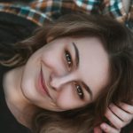 Magabiztosan mosolygó nő