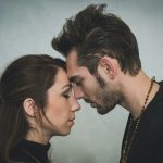 szomorú nő és férfi