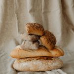 2. Lehet, hogy rejtett ételérzékenységed van: A gluténérzékenység vagy -intolerancia hozzájárulhat a testsúly-plató kialakulásához, ami annyit tesz, hogy jelentősen lelassul vagy megáll a fogyás . A gluténre érzékenyek bélnyálkahártyájában laza kötések alakulnak ki, ami miatt a méreganyagok és az emésztetlen ételrészecskék a véráramba jutnak. Az immunrendszer támadást indít ezek ellen a részecskék ellen, ami krónikus egészségügyi problémákat okozhat. Ha úgy gondolod, hogy érzékeny lehet a gluténre vagy más gyulladáskeltő ételekre, például a tejtermékekre, próbálj ki egy teljes eliminációs diétát, és kövesd nyomon a szervezeted reakcióját.