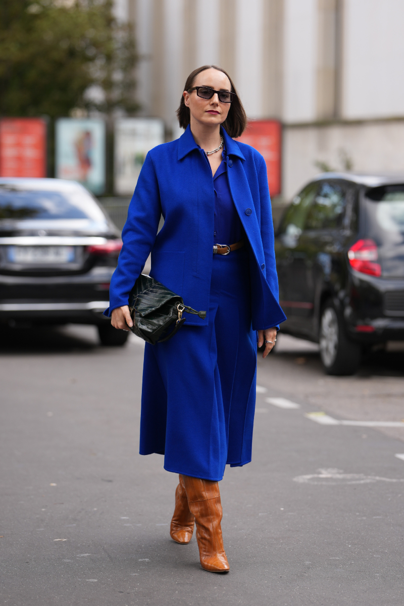 kobaltkek_Hawley-Dunbar | Marie Claire Hawley Dunbar fotós-stylist klasszikus kiegészítőket választott kobaltkék szettjéhez