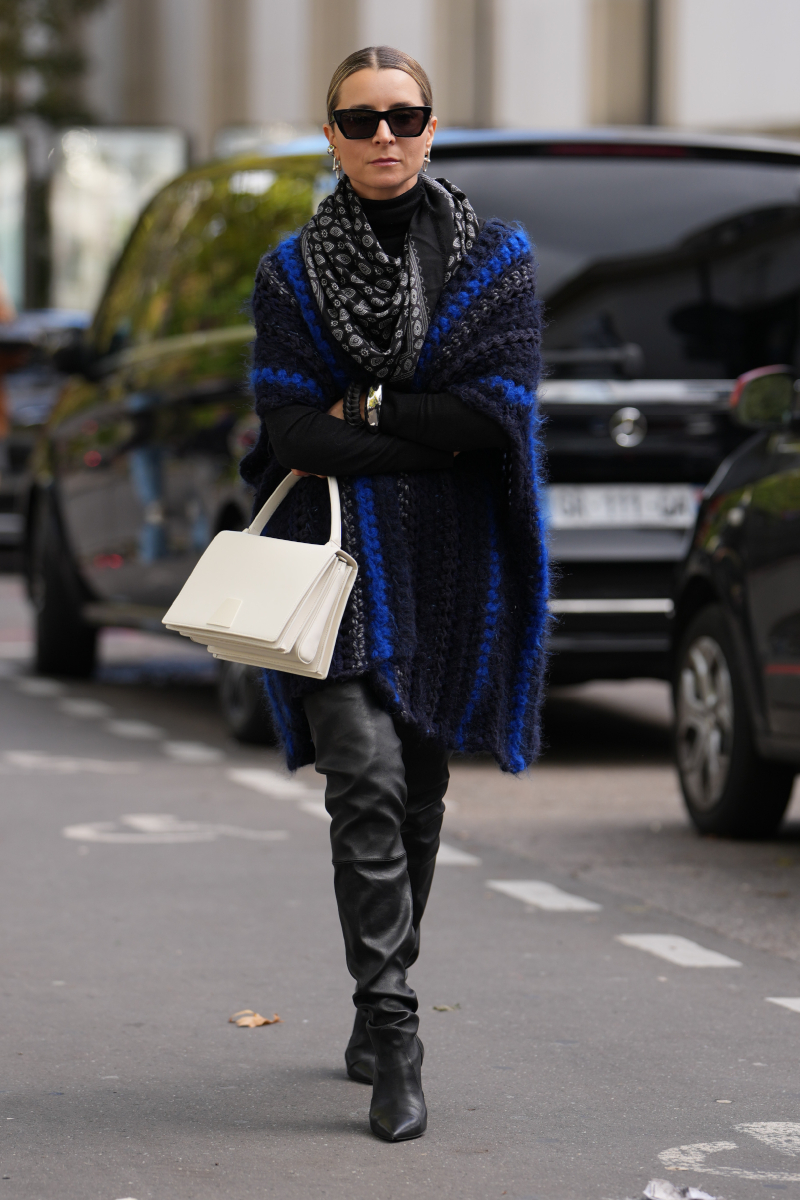 kobaltkek_Julia-Comil | Marie Claire Julia Comil outfitjében éppen csak megjelenik a kobaltkék