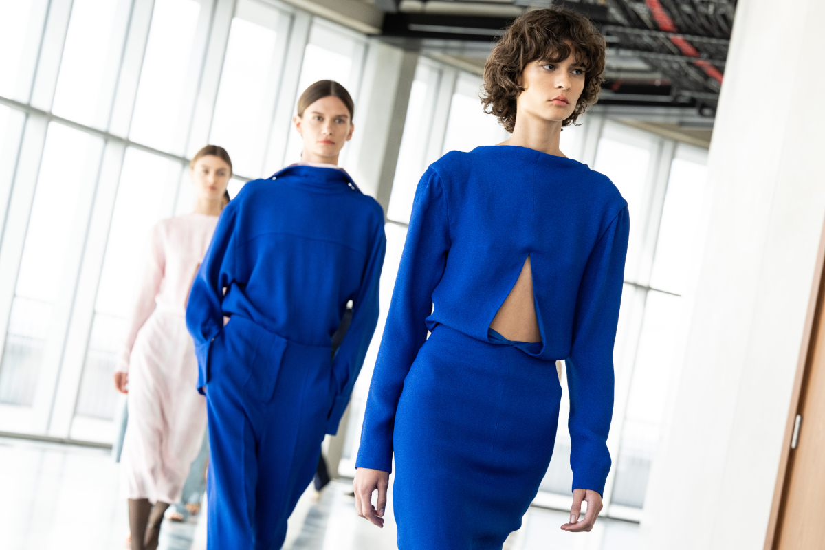 A Tove 2026 tavaszi–nyári kollekciójának bemutatóján barna hajú fiatal női modellek kobaltkék ruhában vonulnak