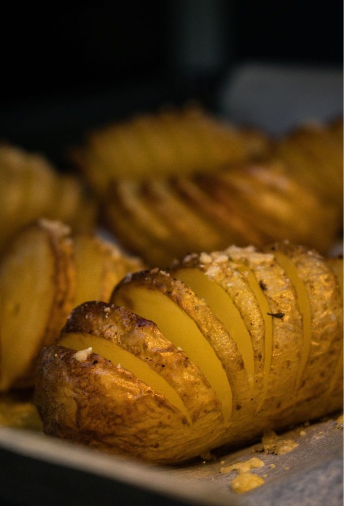 Héjában sült, bevagdosott krumpli tepsiben