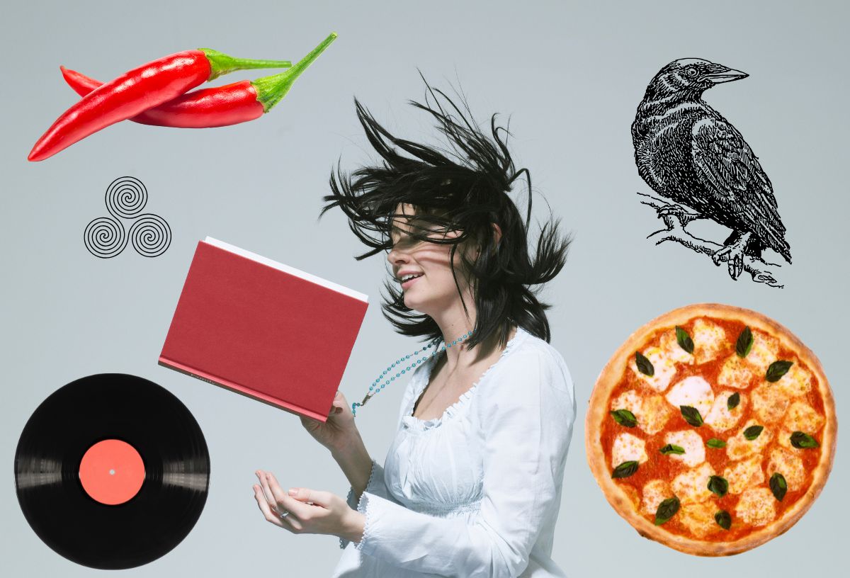 Nő piros könyvvel hátraveti a haját fehér felsőben, körülötte hobbikra utaló képek: varjú, pizza, chilipaprika, lemez