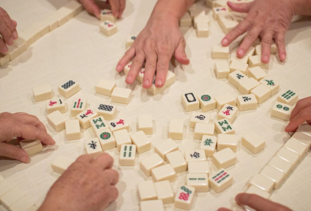legjobb-hobbik-mah-jongg | Marie Claire Mah-jonggozók kezei az asztalnál