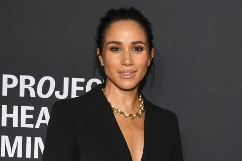 Meghan Markle fekete ruhában mosolyog a Project Healthy Minds mentális egészség világnapi fesztiválján, amelyet a Spring Studiosban tartottak 2025. október 9-én New Yorkban.