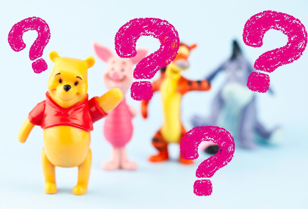 Micimackó és barátai figurák világoskék háttérrel, rózsaszín kérdőjelek