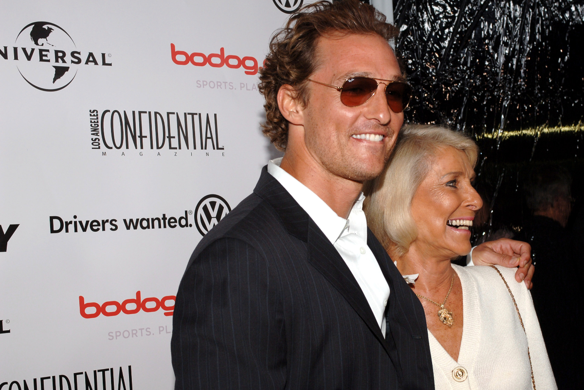 Matthew McConaughey napszemüvegben és Kay McConaughey fehér ruhában