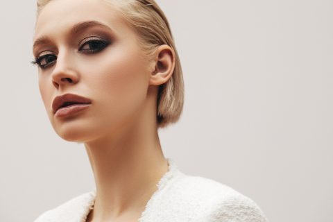 Szőke nő rövid bob hajjal, old money hajstílus