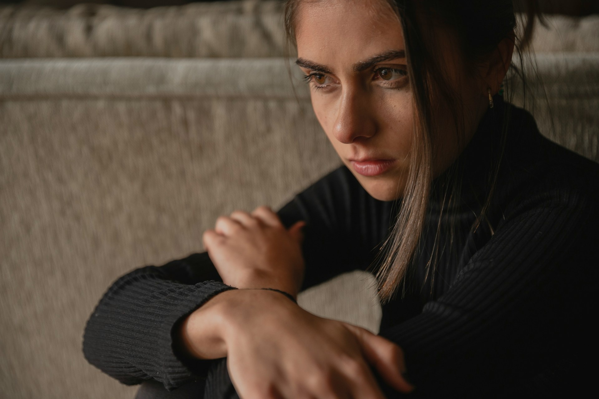 Szomorú, fiatal nő