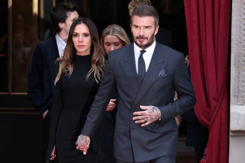 Victoria és David Beckham a párizsi divathéten komoly arccal vonulnak. Victoria Beckham egy estélyit, David Beckham pedig öltönyt visel.