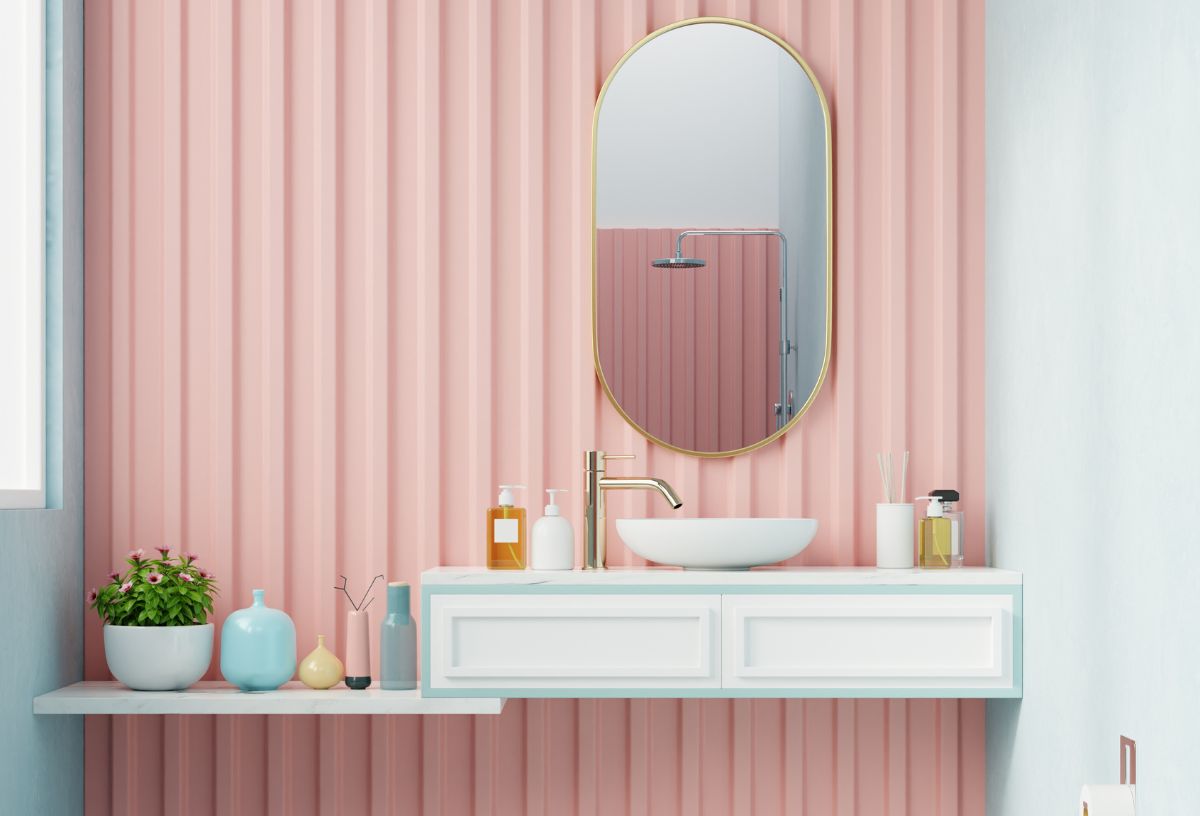 Fürdőszoba retró babarózsaszín-púderkék színekben, ovális tükör, fehér mosdópult