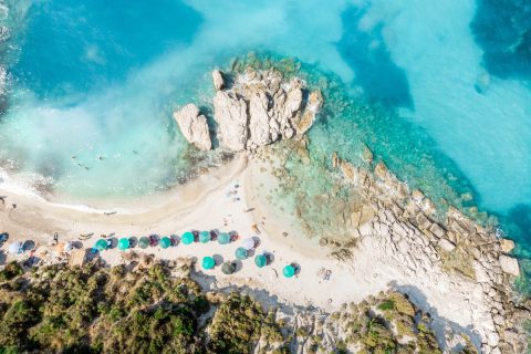 sziget tengerpart kék strand felülnézetből