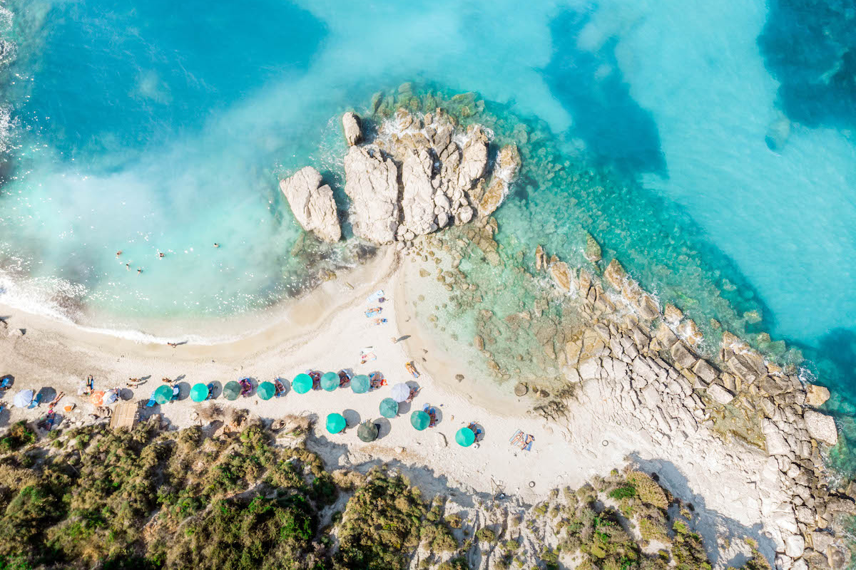 sziget tengerpart kék strand felülnézetből