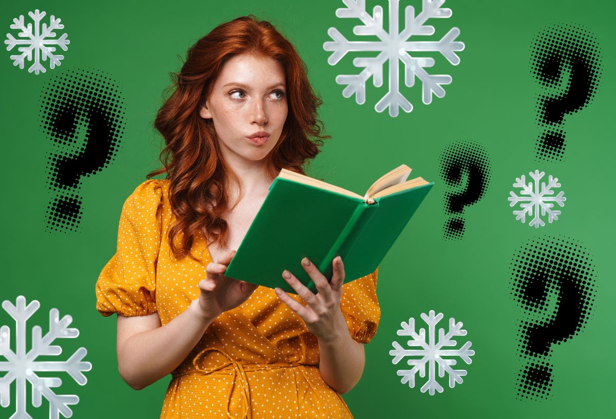 Szép, fiatal, vörös hajú nő sárga ruhában gondolkodó arccal fog zöld könyvet a kezében zöld háttér előtt, fekete pixeles kérdőjelek és fehér hópihék körülötte