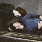 Férfi és nő szerelmesne nézi egymást