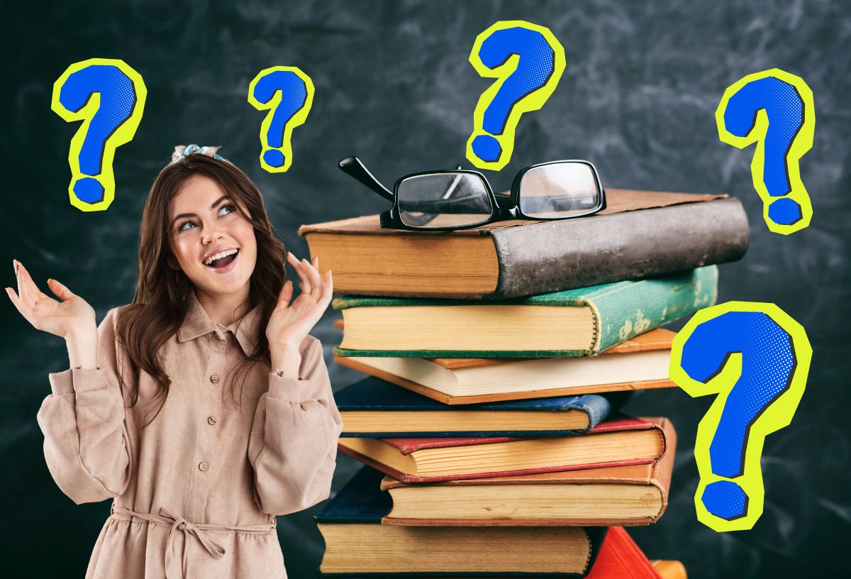 Történelemkönyvek halomban, tetején fekete keretes szemüveg, bézs ruhában fiatal nő gondolkodó arcot vág, kék kérdőjelek, háttérben egy iskolai tábla