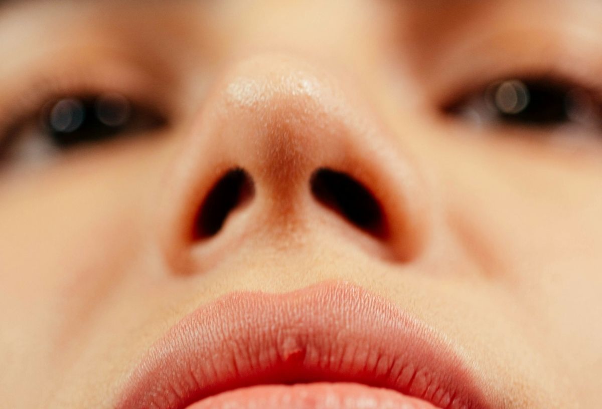 Nő orrára fókuszáló fotó alulnézetből