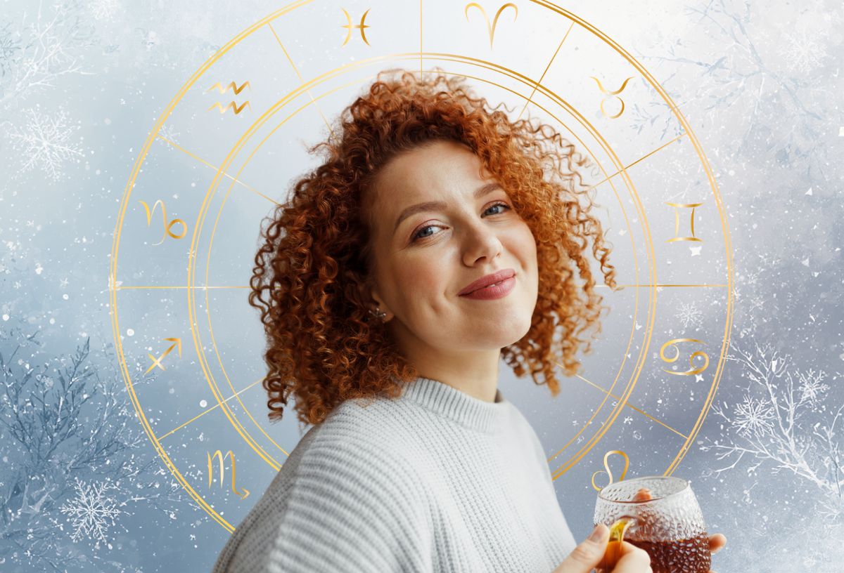 Egy vörös göndörhajú nő mosolyog a kamerába, téli háttérrel, és horoszkóp szimbólummal