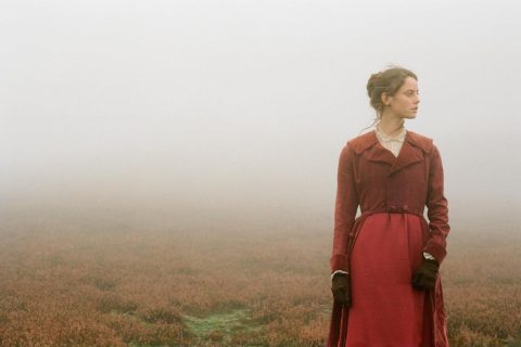 Kaya Scodelario a 2011-es Üvöltő szelek adaptációban, piros ruhában a ködben