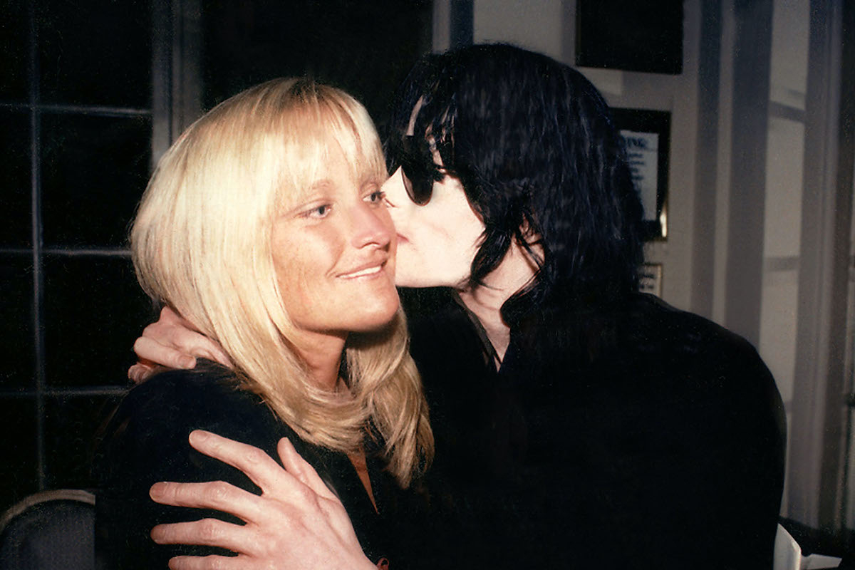 Michael Jackson arcon csókolja Debbie Rowe-t 1998. december 17-én egy privát bulin Los Angelesben.