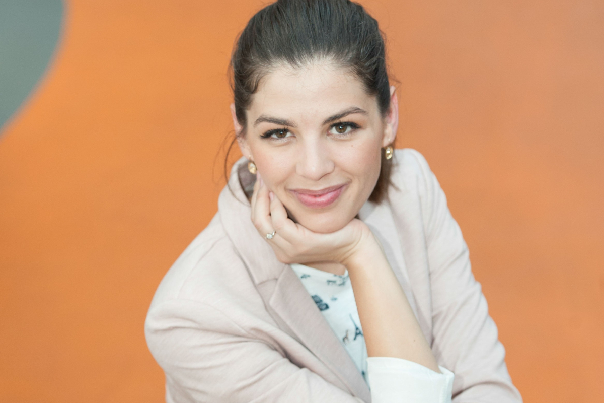 Ördög Nóra portré narancssárga háttérrel