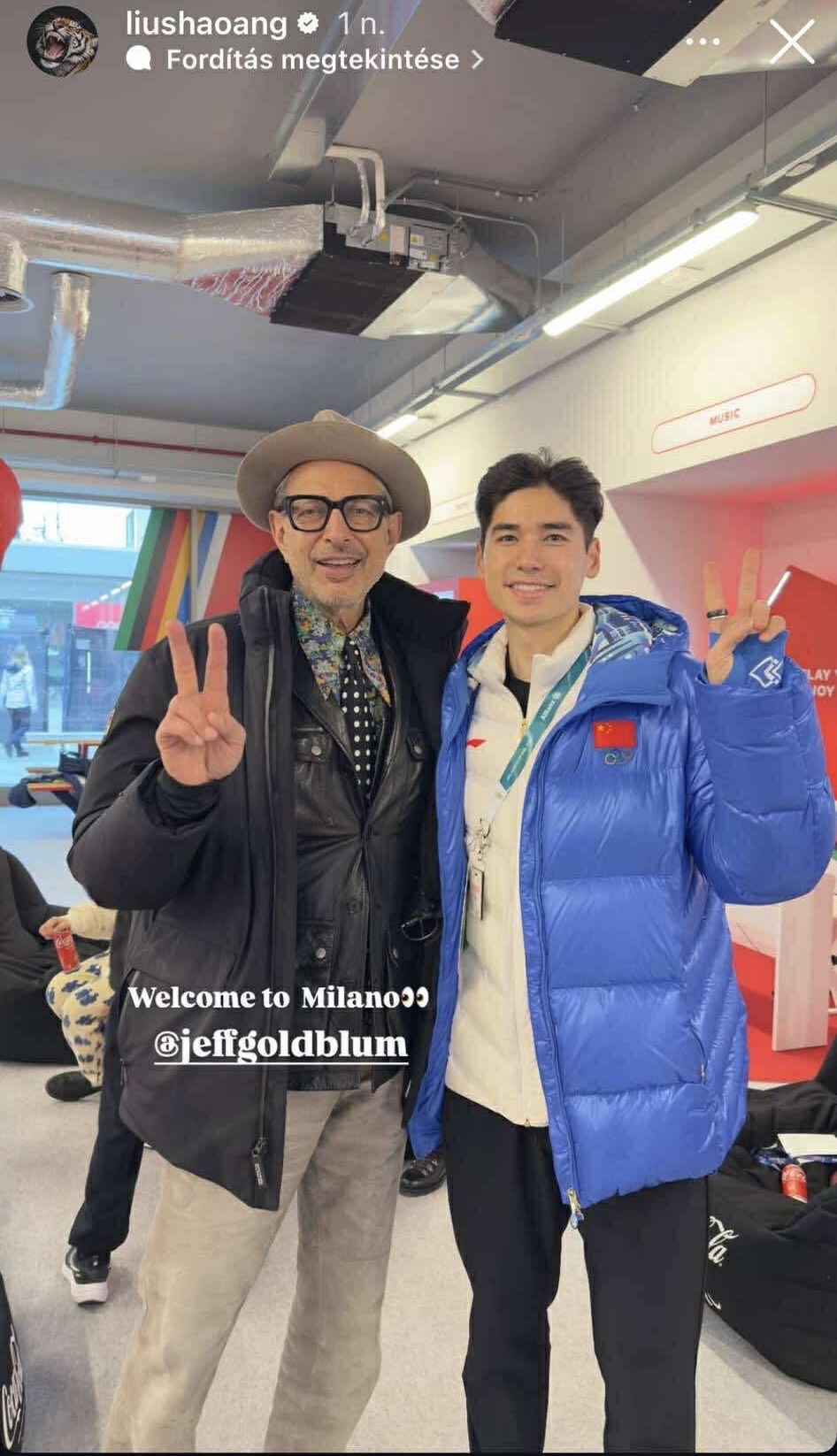 Liu Shaoang kék dzsekiben, mellette Jeff Goldblum – Insta sztori
