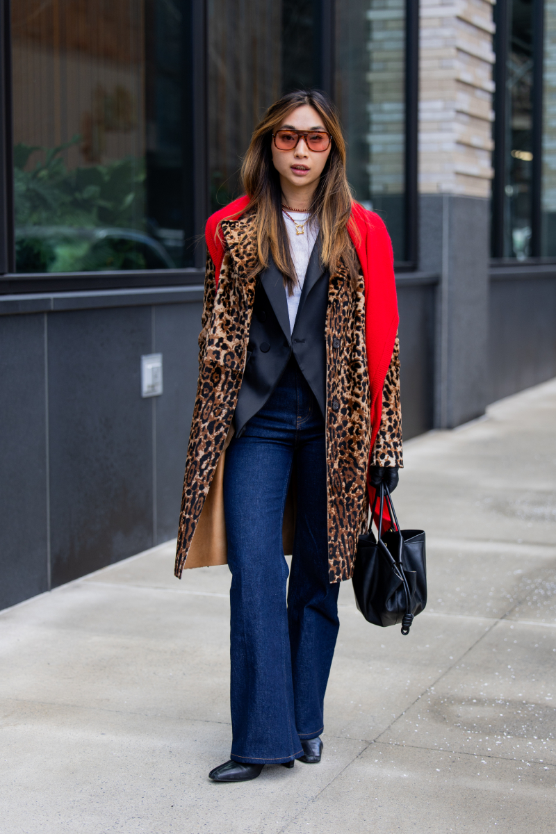 2026-new-york-i-divathet-streetstyle | Marie Claire Egy vendég leopárdmintás kabátot, farmert, fekete táskát és blézert visel a TWP előtt a 2026-os őszi–téli New York-i divathéten.