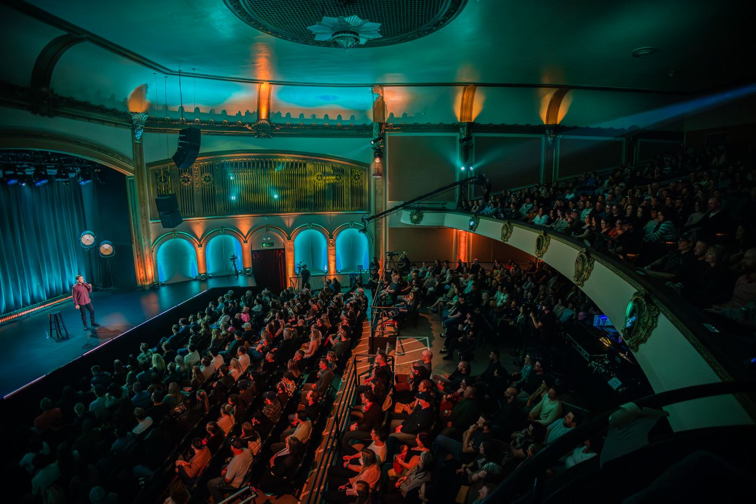 Zoltan Kaszas stand up humorista a színpadon