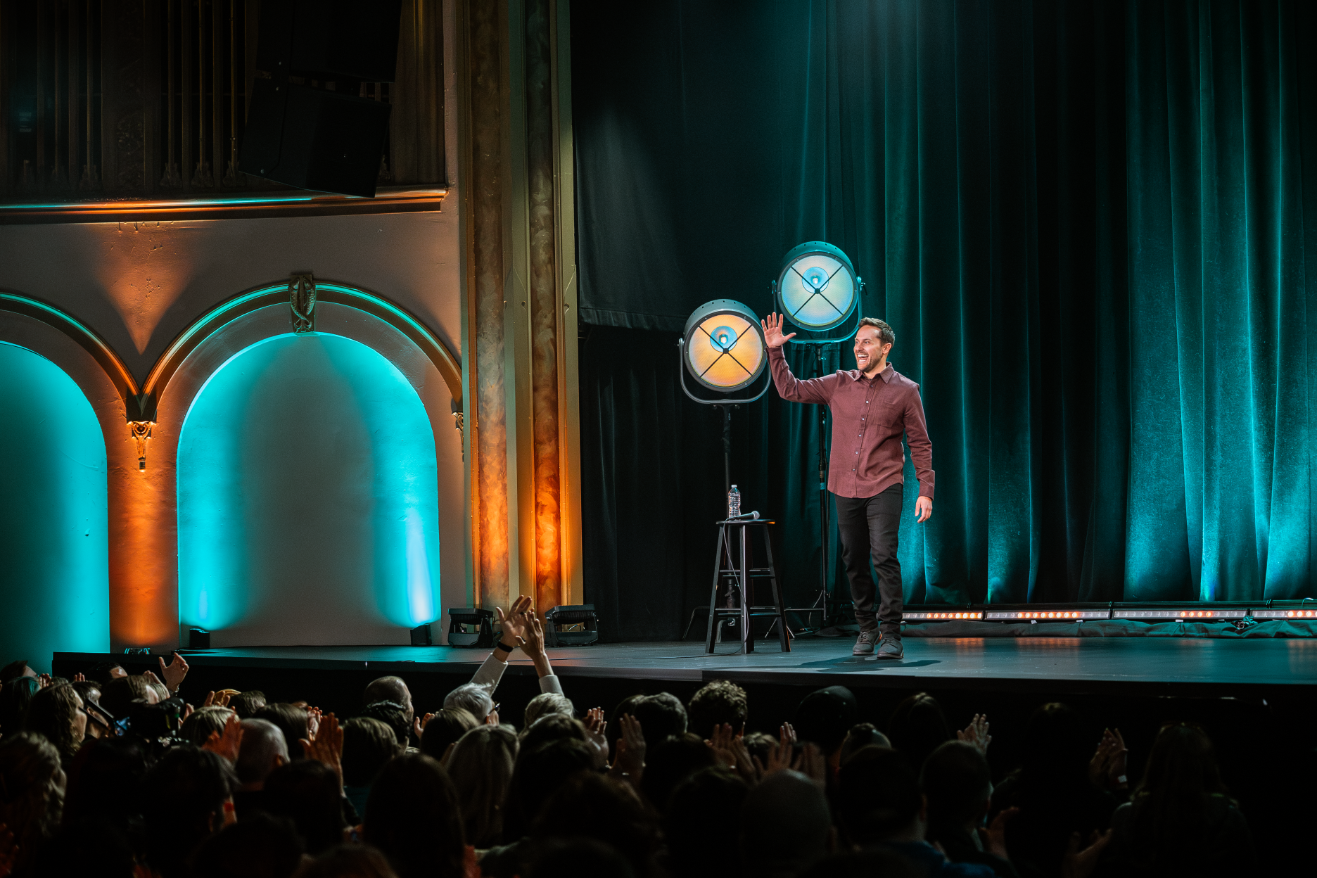 Zoltan Kaszas stand up humorista a színpadon