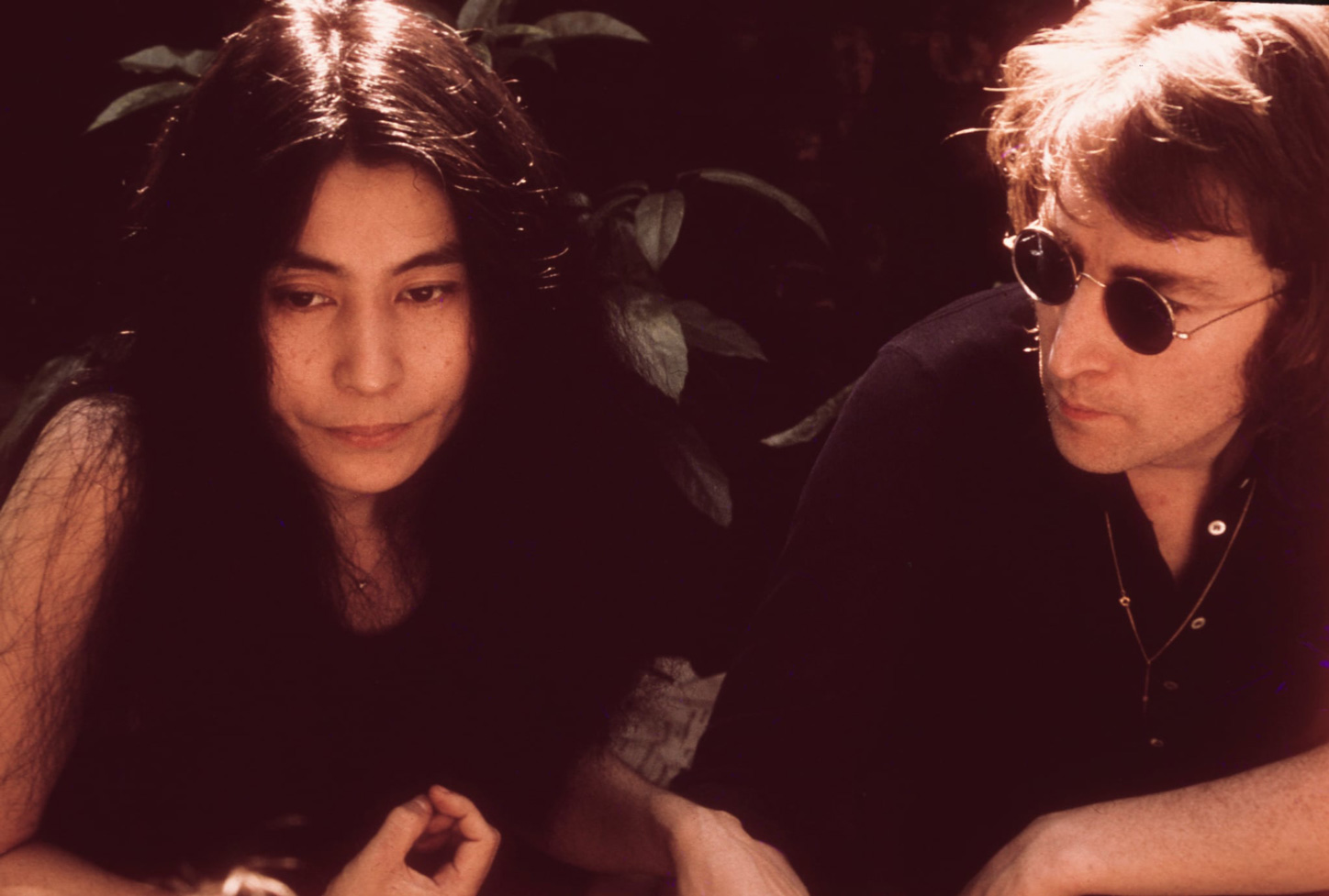 Yoko Ono maga elé néz, míg John Lennon a nőre néz a színes képen