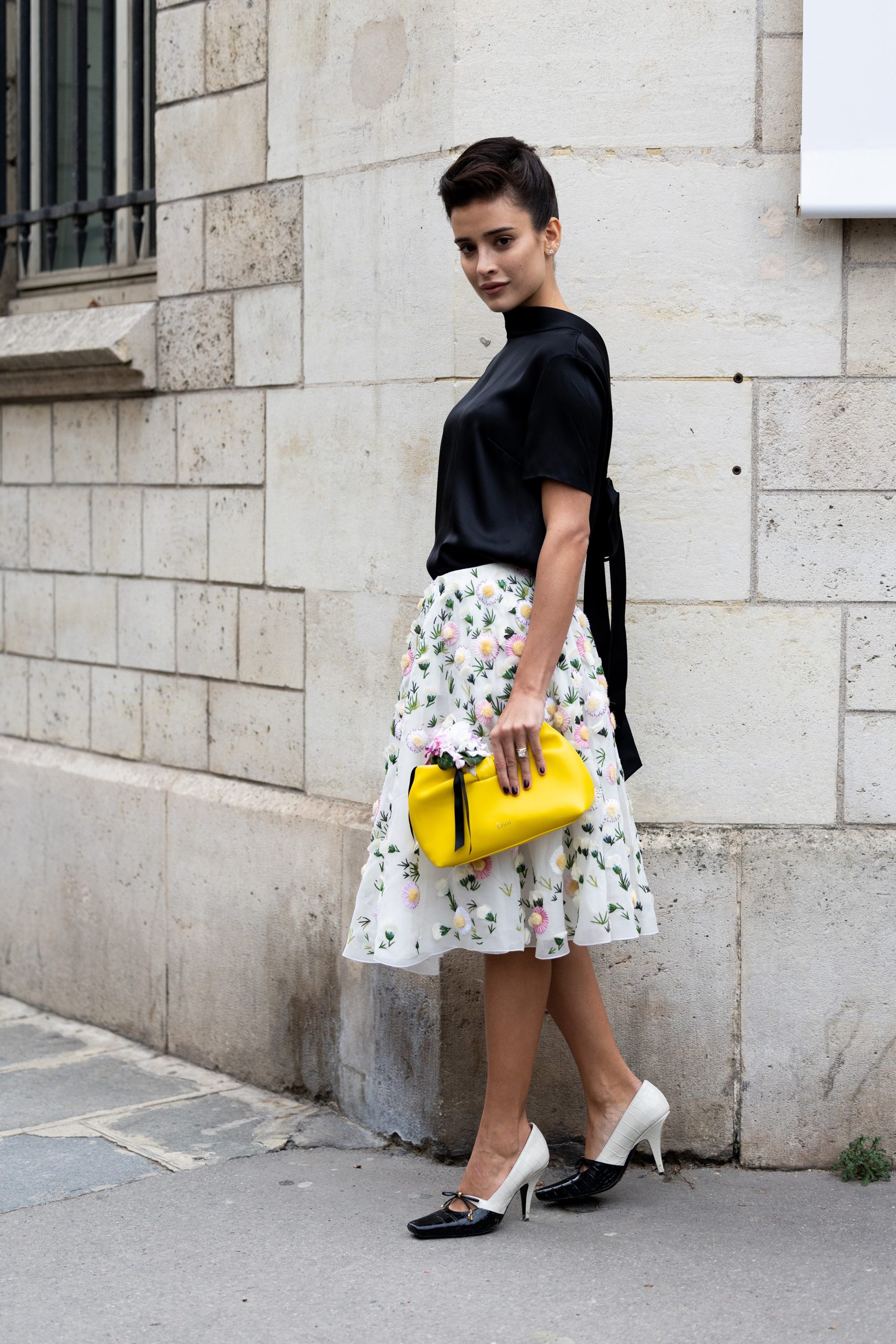 Modell statement szoknyában pózol az utcán