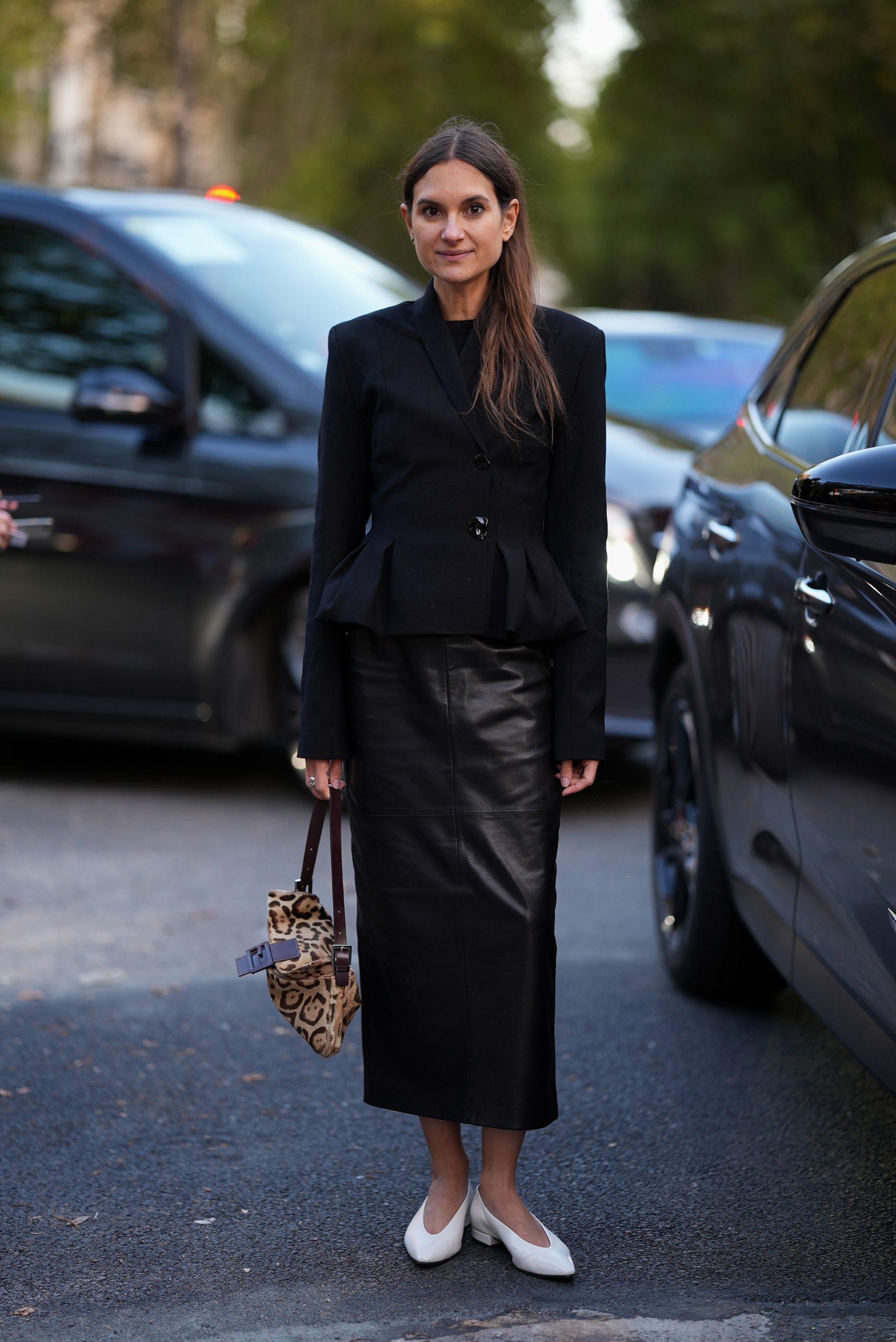 Modell blézerben vonul