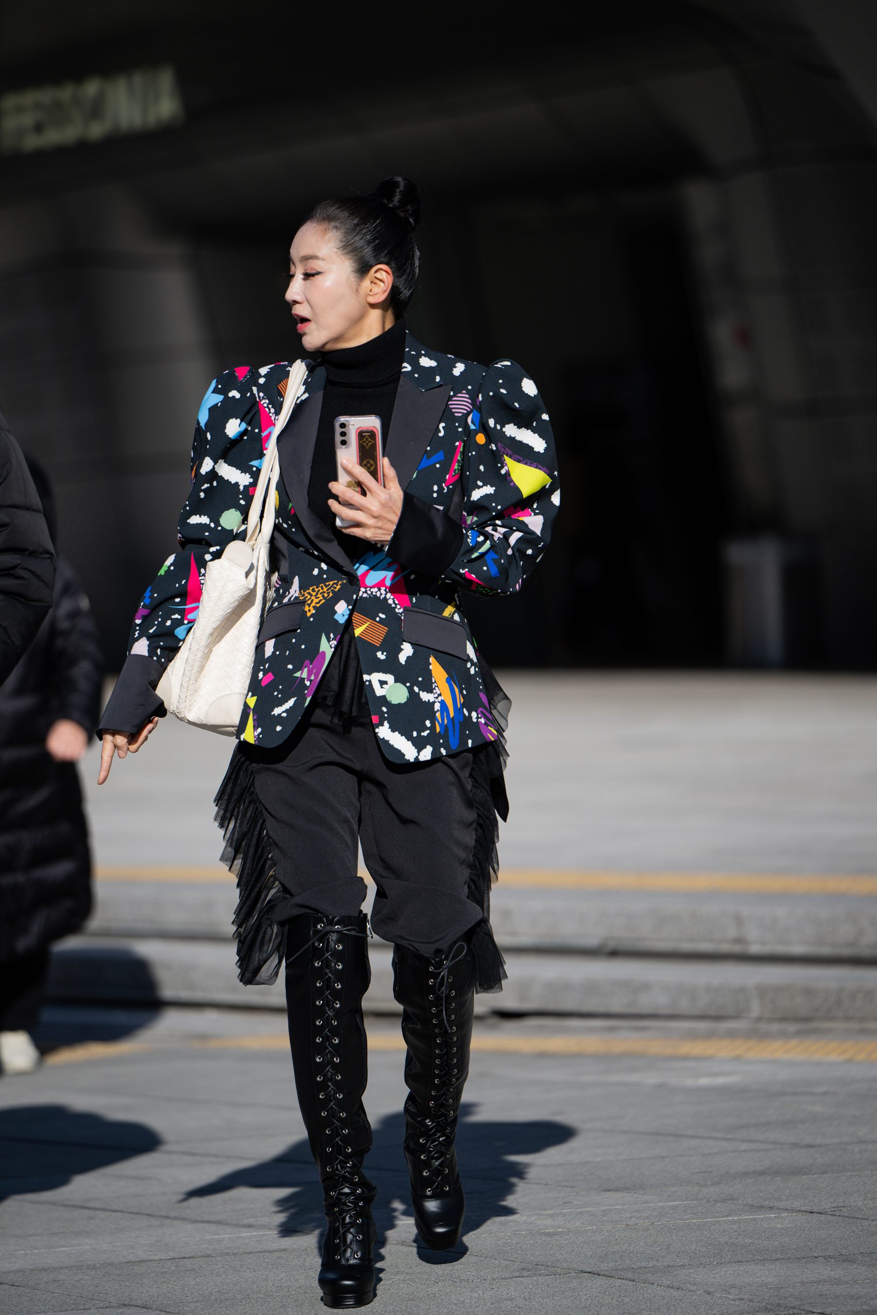 Modell blézerben vonul