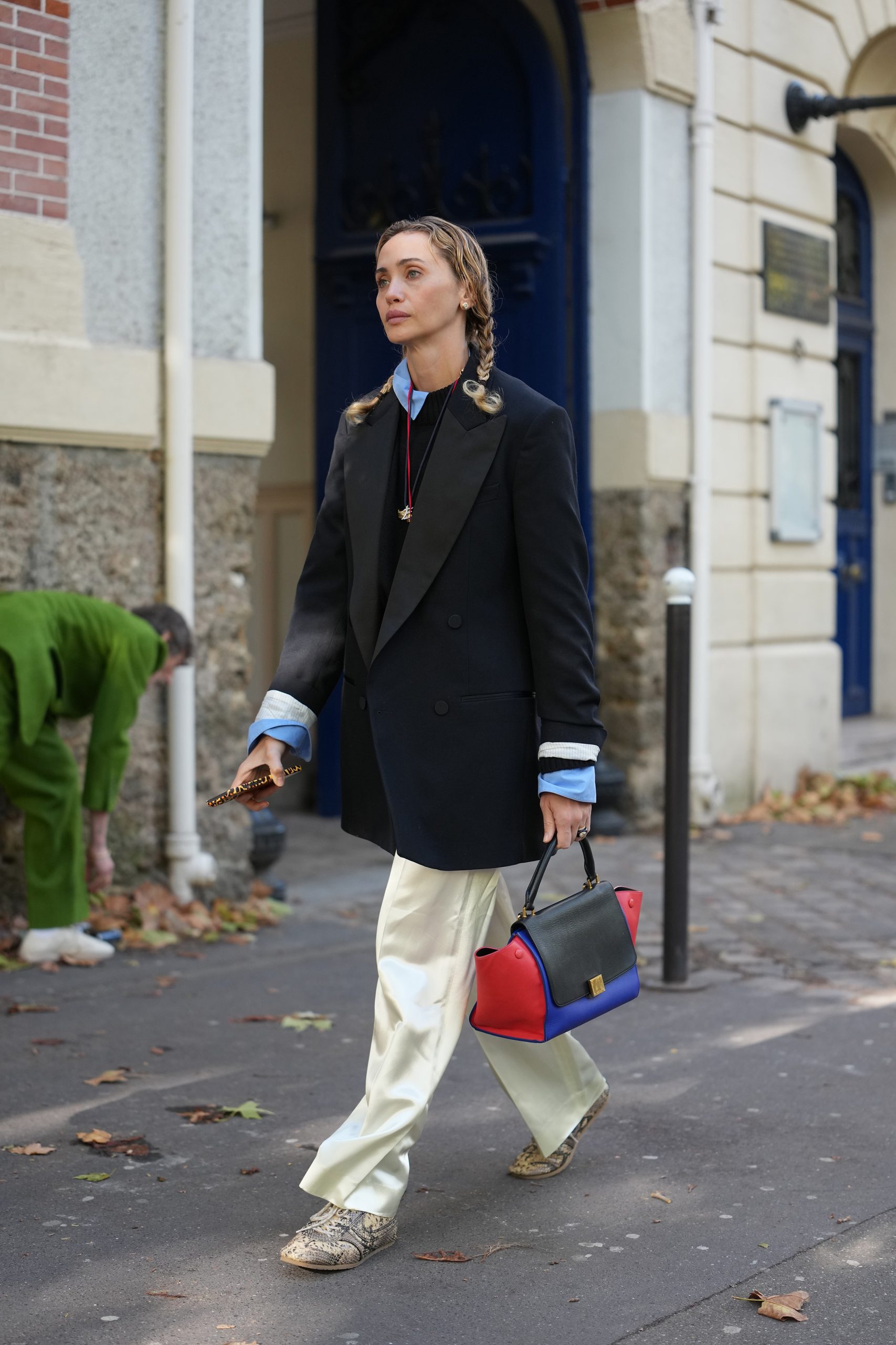 Modell blézerben vonul