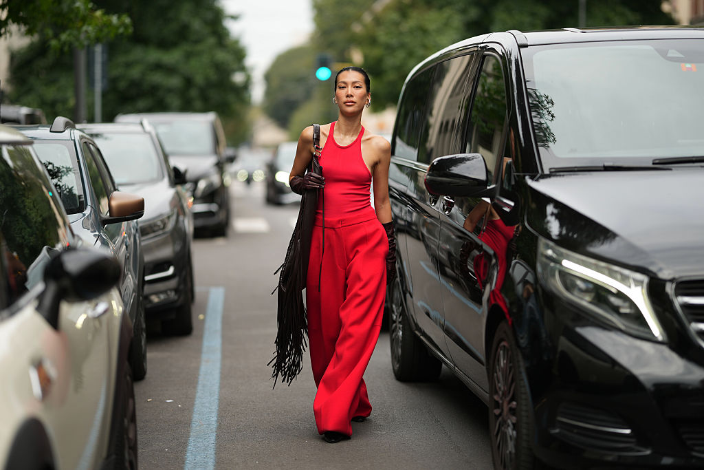 Modell piros nadrágban vonul az utcán