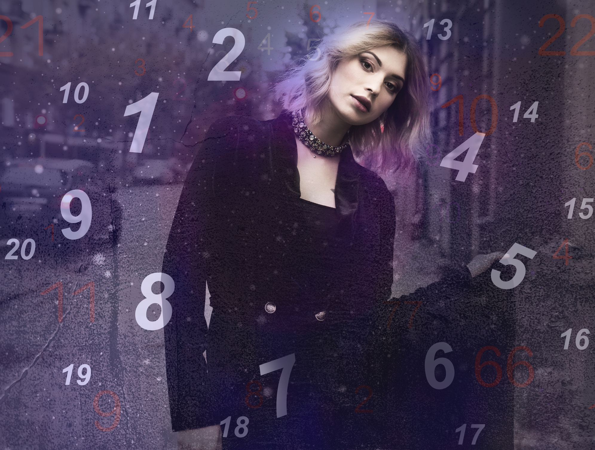 Nő áll a számjegyek között