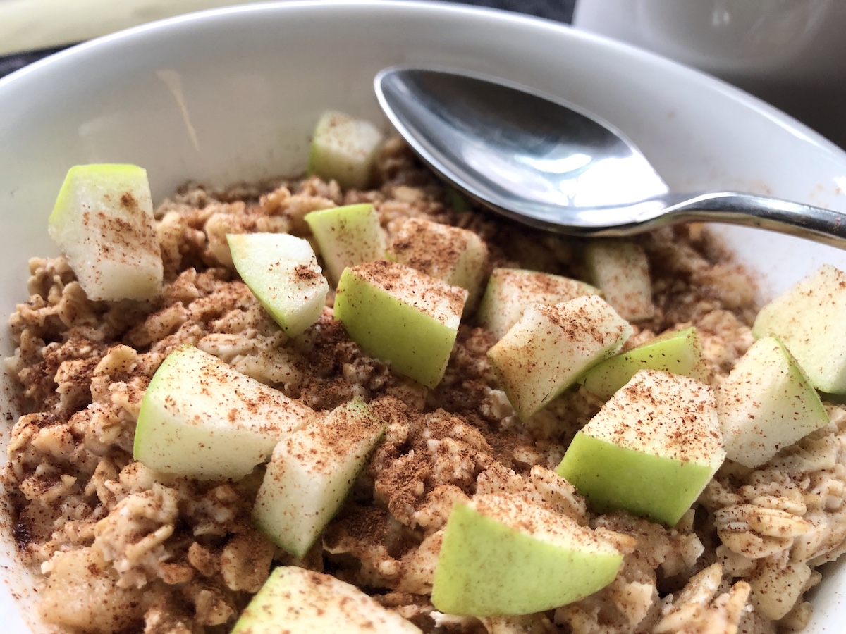 zöldalmás zabkása fahéjjal leszórva