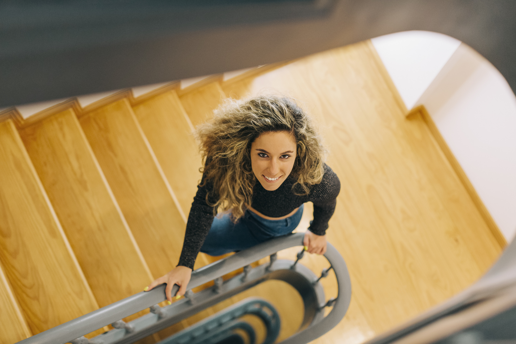 Fiatal nő a lépcsőn