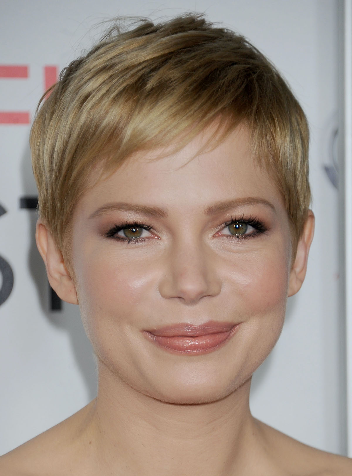 Michelle Williams pixie frizurával, szőkén