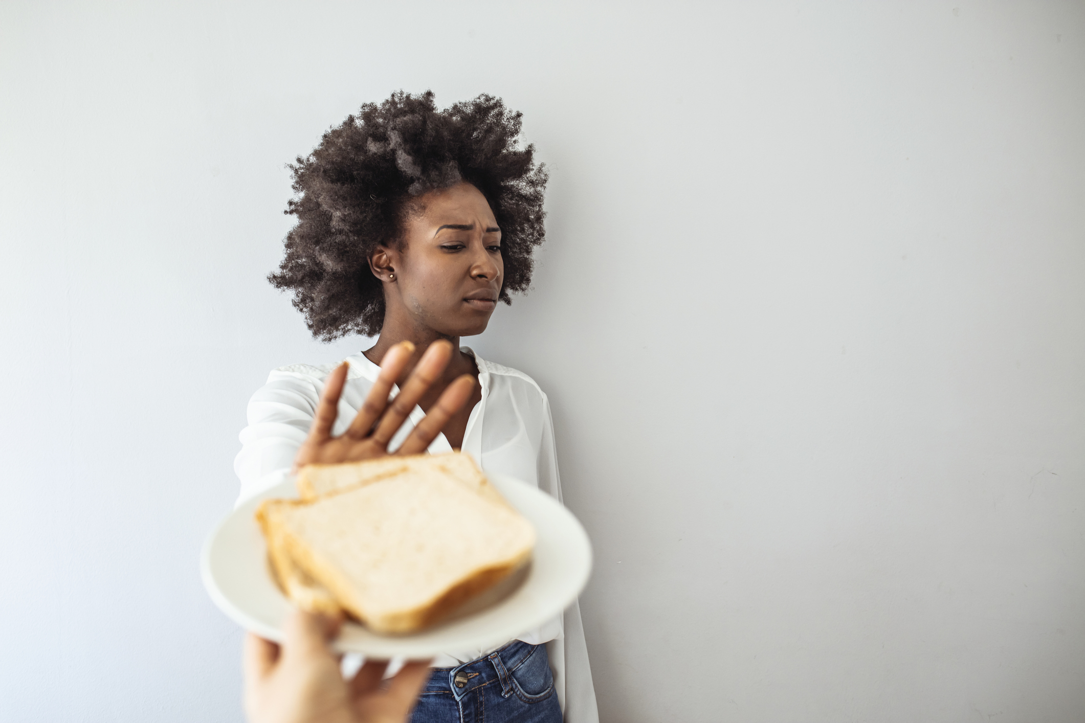 Fiatal fekete nő elutasít két szelet fehér kenyeret